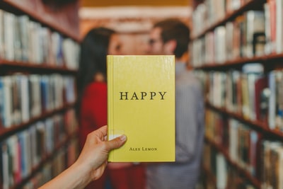 HAPPYと書かれた黄色の本